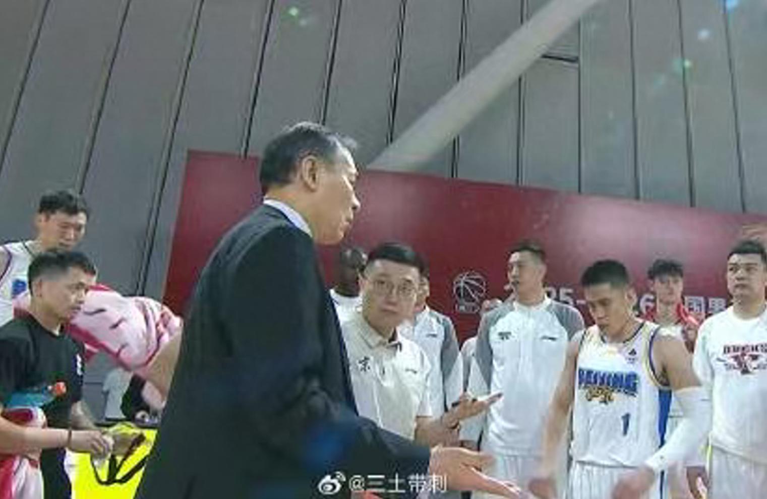 开云在线-破案了！许利民痛斥球员耍大牌，指的是谁？许导忍不住点出姓名