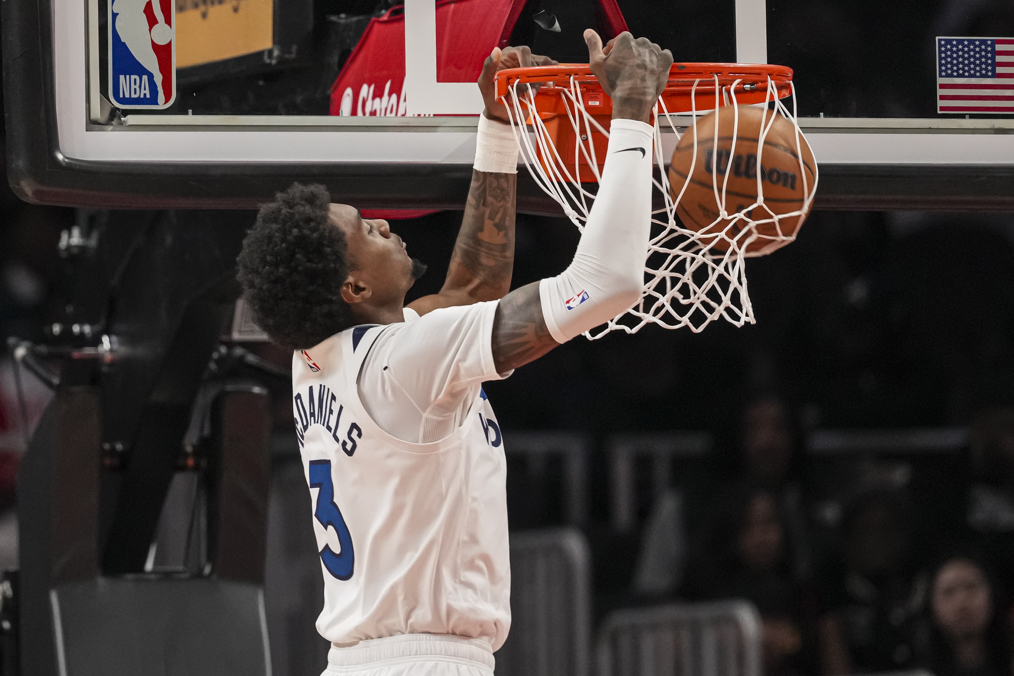 开云体育-百发百中！麦克丹尼尔斯打满首节5中5贡献14分3助攻 三分4投全中