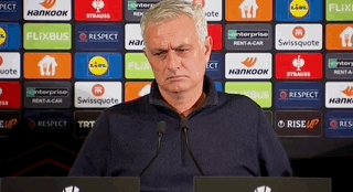 开云体育-主场一战出局？穆帅新闻会打呼噜+不建议对手庆祝