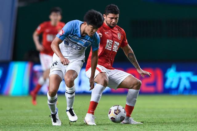 开云体育-广州德比上演精彩进球大战 范加斯特田忌赛马收效