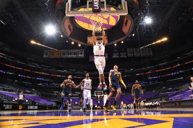 开云体育下载-詹皇点名表扬年轻的塔克,刚满20岁的他有何本事?